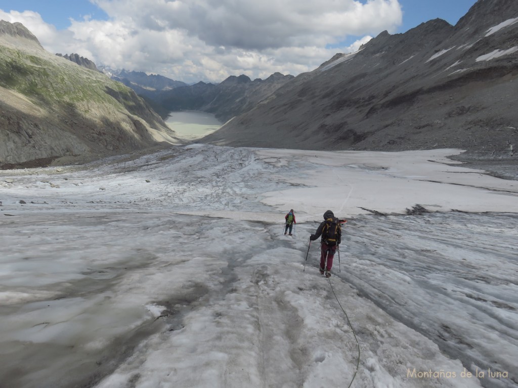 Olga y Luis bajando por el Glaciar Oberaar, abajo el Lago Oberaar